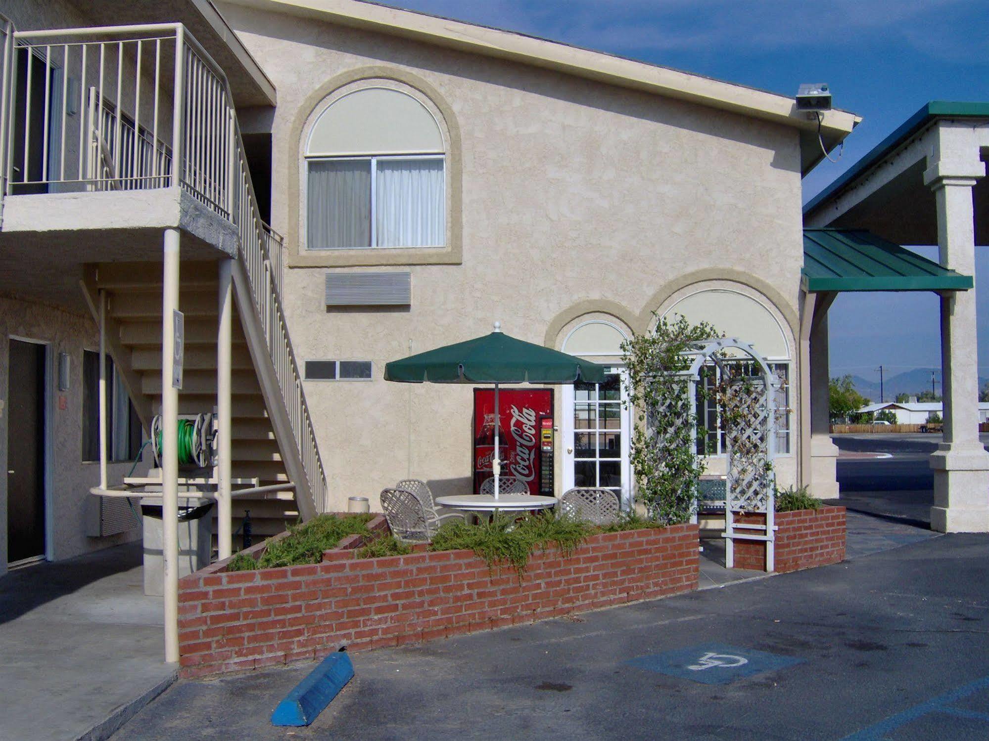 Super 8 By Wyndham Ridgecrest Motel Exterior photo